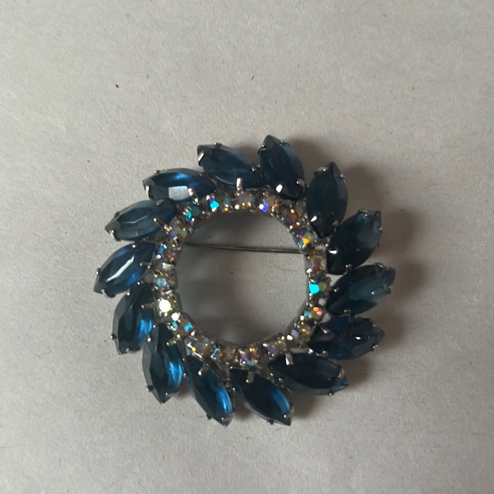 Vintage  1950s  aurora borealis brooch